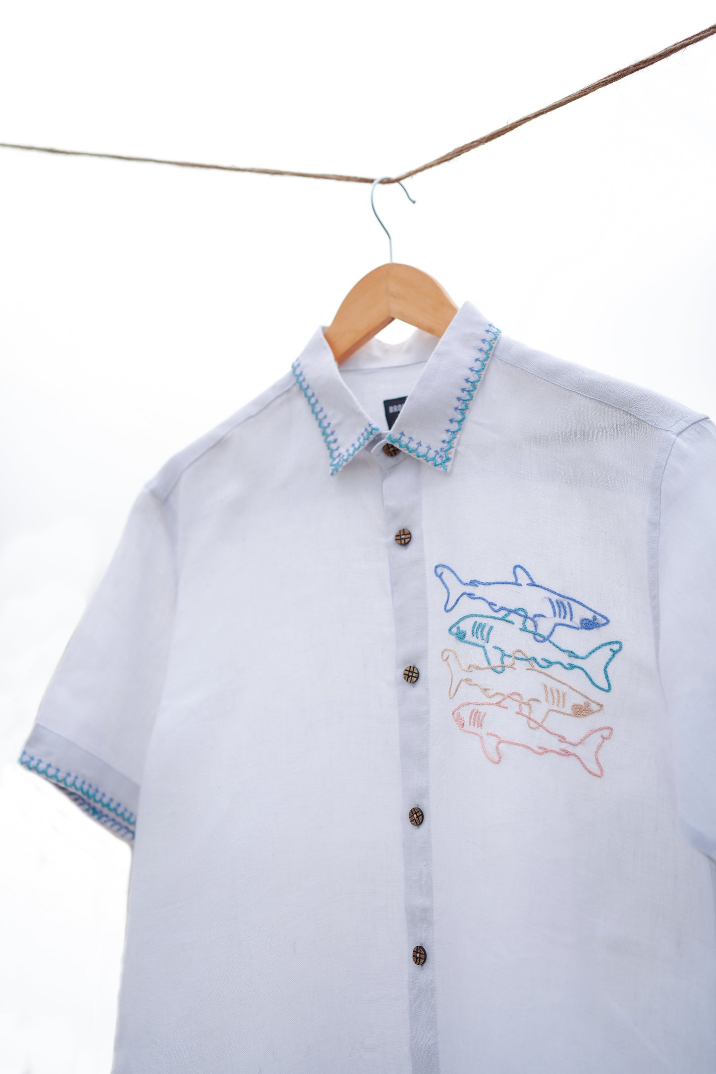 SHIVER OF SHARKS BRODÉE SHIRT